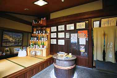 浪乃音酒造店内の様子